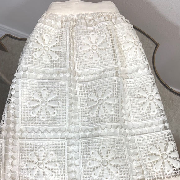 ELIZABETH AND JAMES SILK AND LACE SKIRT. Size 0. - Picture 5 of 11